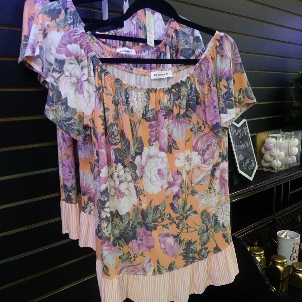 Flowy Floral blouse (peach colored)